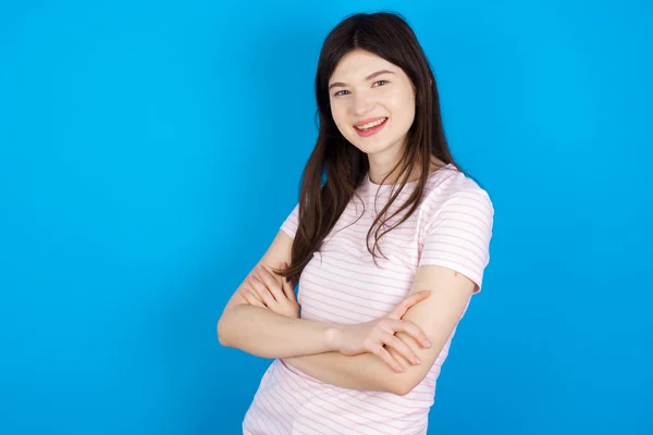 Portrait Young Brunette Woman Standing Folded Arms Smiling — ストック写真