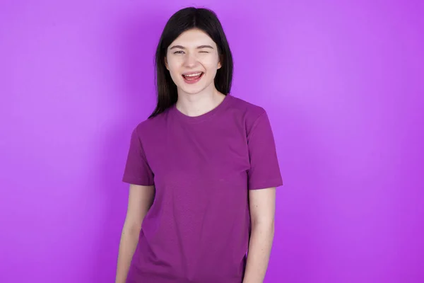 Cilveli Genç Esmer Kadın Mutlu Bir Şekilde Gülümsüyor Kameraya Şakacı — Stok fotoğraf