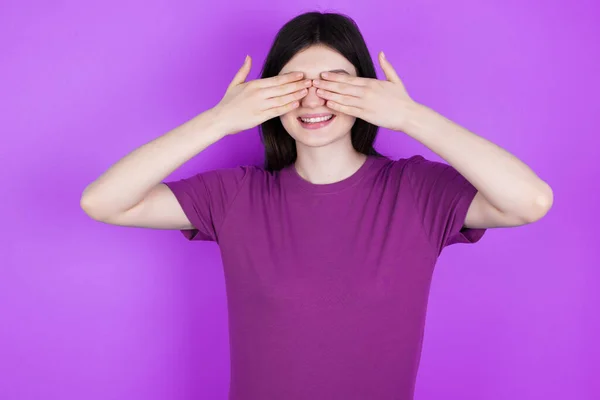 Genç Esmer Kadın Elleri Ile Gözlerini Kapatıyor Neşeli Komik Gülümsüyor — Stok fotoğraf