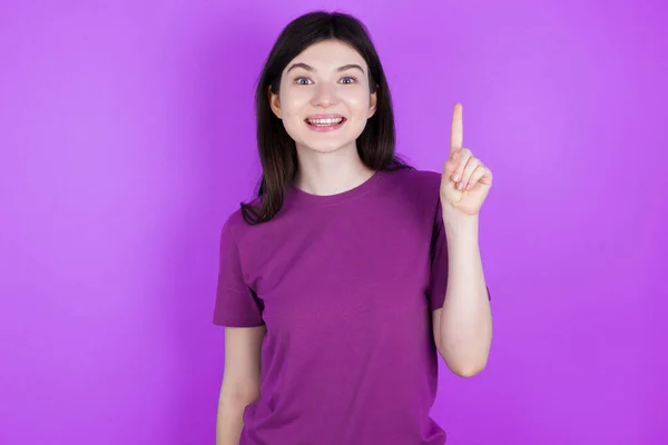 Mladá Brunetka Žena Ukazuje Ukazuje Prstem Číslo Jedna Zároveň Usmívá — Stock fotografie