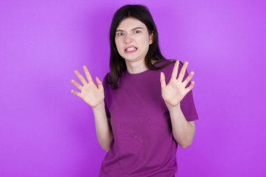 Genç esmer kadın korkudan dehşete düşmüş ve dehşete düşmüş. El kol hareketi yapmayı kes, şok içinde bağırmayı kes. Panik konsepti.