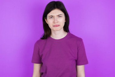 Memnun olmayan genç esmer kadın ağlayacak gibi bakıyor, hoşnutsuz ve mutsuz olduğundan hedeflere ulaşamıyor, hayal kırıklığına uğramış modelin sorunları var.