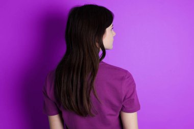 Genç esmer bir kadının arka yüzü. Stüdyo Çekimi.