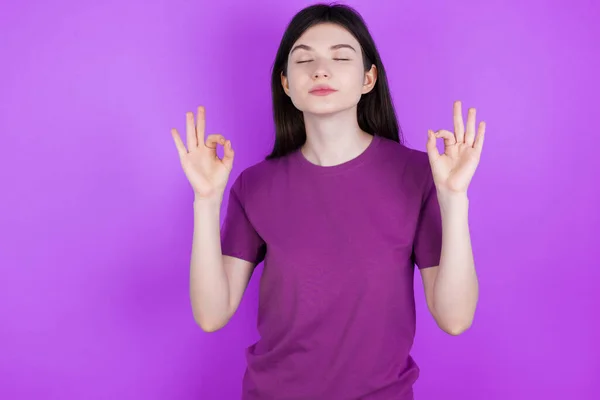 Genç Esmer Kadın Rahatlıyor Gözleri Kapalı Gülümsüyor Parmaklarıyla Meditasyon Hareketi — Stok fotoğraf