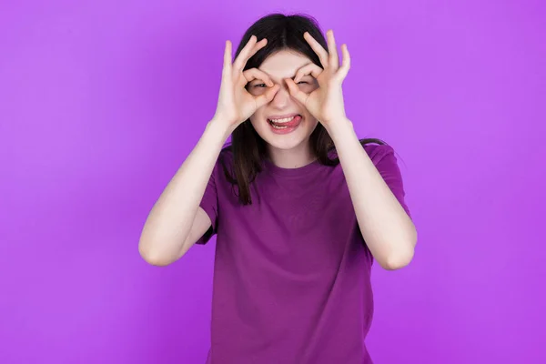 Genç Esmer Kadın Dürbün Gibi Jest Yapıyor Dilini Çıkarıyor Gözleri — Stok fotoğraf