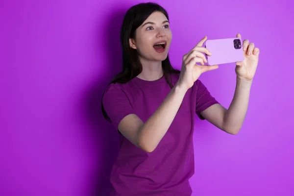 Joven Morena Tomando Una Selfie Para Publicarla Las Redes Sociales —  Fotos de Stock