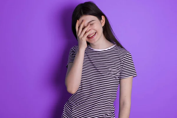 Young Brunette Woman Makes Face Palm Smiles Broadly Giggles Positively — Photo
