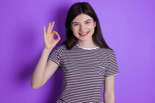 Young Brunette Woman Hold Hand Arm Okey Symbol Toothy Approve — ストック写真