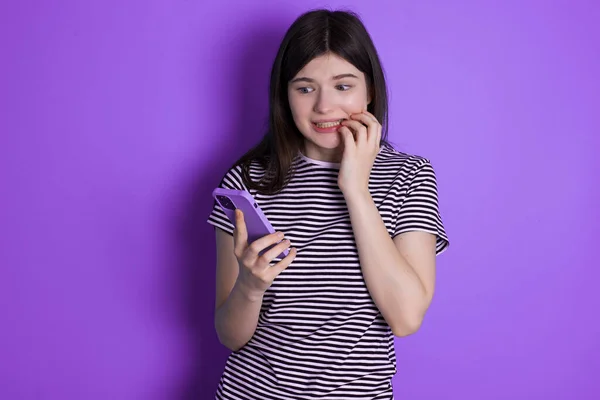 Medo Engraçado Jovem Morena Segurando Telefone Unhas Bitting — Fotografia de Stock