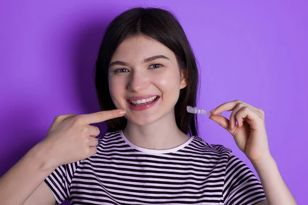 Jovem Morena Segurando Aligner Invisível Conceito Saúde Dentária Confiança — Fotografia de Stock