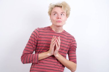 Çekici, neşeli, plan yapan genç bir adam el ele tutuşup bir fikir üretiyor. Bana bak.