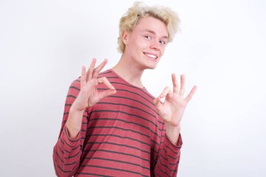 Genç adam iki elini de 