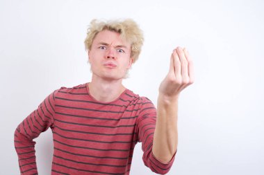 Genç adam öfkeli, tipik İtalyan jestleri yapıyor, kameraya bakıyor.