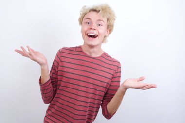 Genç sarışın adam çılgınlığı kutluyor ve başarıya hayret ediyor. Kolları havada ve gözleri açık heyecanla bağırıyor. Kazanan konsept