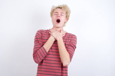 Genç sarışın adam bağırarak boğuluyor çünkü boğularak ölüyor. Sağlık problemi. Boğulma ve intihar konsepti.