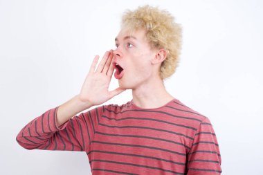 Genç sarışın adam bağırıyor ve çığlık çığlığa bağırıyor. İletişim konsepti.