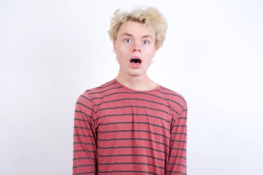 - Aman Tanrım! Şaşırmış genç sarışın adam, şok olmuş bir ifadeyle kameraya bakar ve beklenmedik bir şekilde haykırır.,