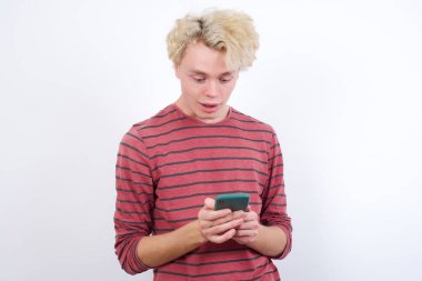 Genç adam cep telefonuyla boş zamanlarında sohbet ediyor. .