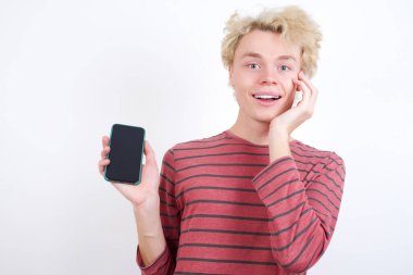 Genç sarışın adam, el ele tutuşun modern teknoloji kullanın, dokunun.