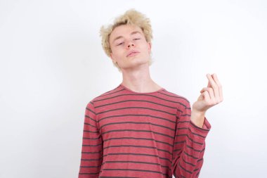 Sarışın genç adam elini göstererek Çin işaret diliyle Q harfini yedi parmakla gösteriyor. 