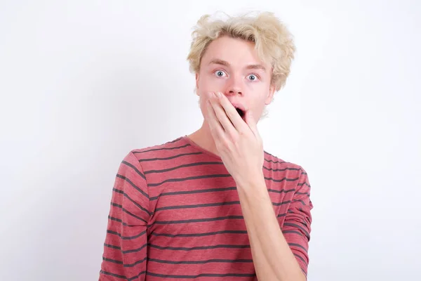 Συναισθηματικός Νεαρός Άνδρας Λαχανιάζει Από Την Έκπληξη Καλύπτει Άνοιξε Στόμα — Φωτογραφία Αρχείου