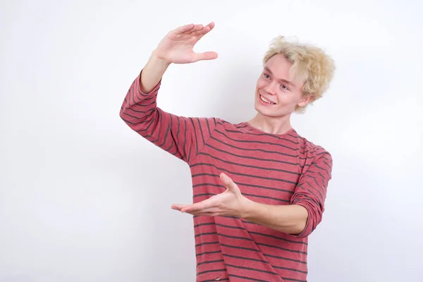 Młody Człowiek Gestykulujący Dłońmi Pokazującymi Duży Duży Znak Rozmiaru Symbol — Zdjęcie stockowe
