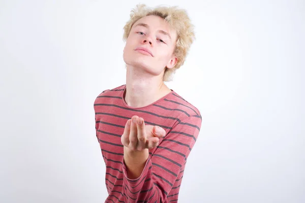 Jovem Loiro Convidando Para Vir Com Mão Feliz Por Teres — Fotografia de Stock