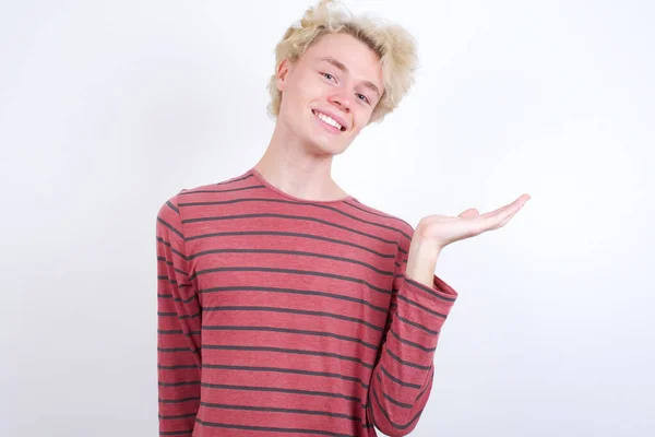 Young Blond Man Smiling Cheerful Presenting Pointing Palm Hand Looking — Φωτογραφία Αρχείου
