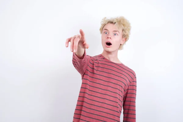 Jonge Blonde Man Wijzend Met Vinger Verrast Vooruit Open Mond — Stockfoto
