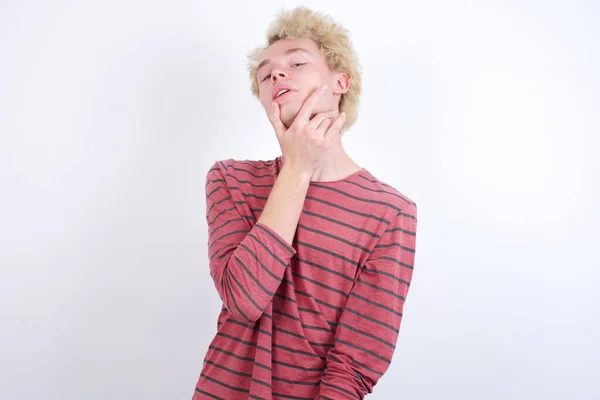 Mladý Plavovlasý Muž Který Sebevědomě Dívá Kamery Usmívá Zkříženýma Rukama — Stock fotografie