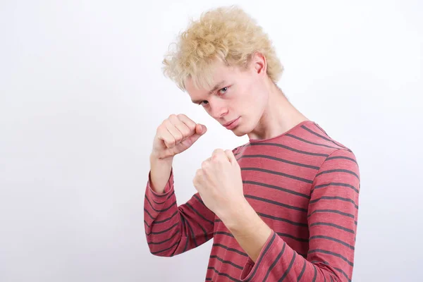 Jovem Loiro Pronto Para Lutar Com Gesto Defesa Punho Rosto — Fotografia de Stock