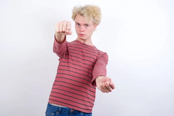 Jovem Loiro Homem Imaginar Volante Leme Leme Leme Passando Exame — Fotografia de Stock