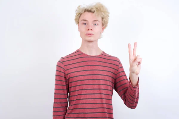Junger Blonder Mann Zeigt Und Zeigt Mit Fingern Nummer Zwei — Stockfoto