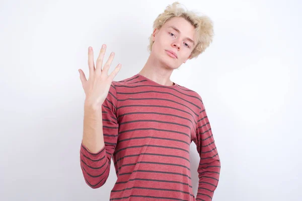 Mladý Blonďatý Muž Ukazuje Ukazuje Prsty Číslo Pět Zároveň Usmívá — Stock fotografie