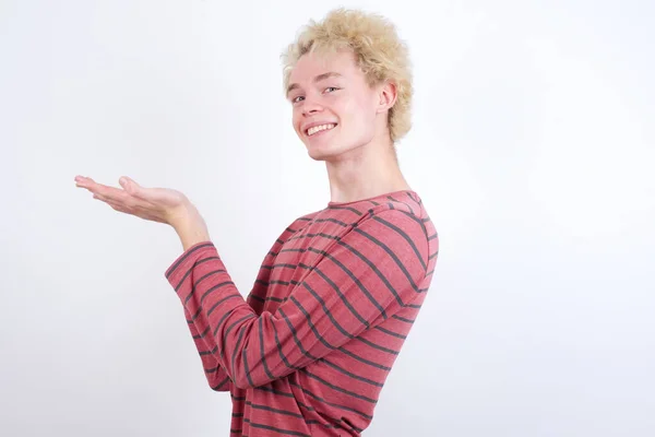 Młody Blond Mężczyzna Wskazując Bok Rękami Otwartymi Dłonie Pokazując Przestrzeń — Zdjęcie stockowe