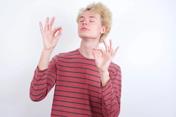 Jonge Blonde Man Ontspannen Glimlachen Met Ogen Dicht Doen Meditatie — Stockfoto