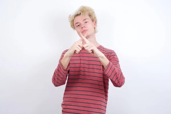 Ung Blond Man Har Avvisande Arga Uttryck Korsning Fingrar Gör — Stockfoto