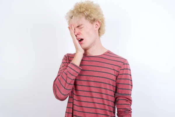Pemuda Berambut Pirang Yawning Lelah Menutupi Setengah Wajah Mata Dan — Stok Foto