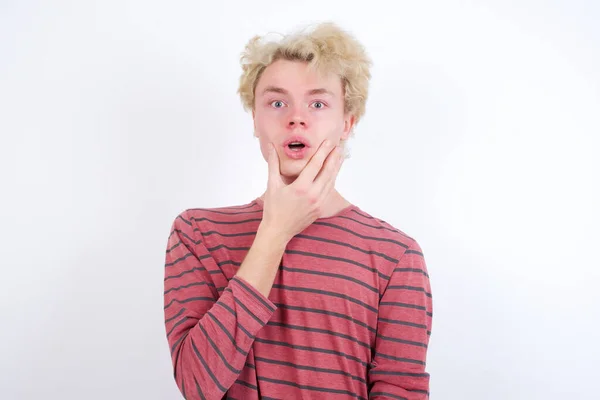 Jeune Homme Blond Regard Fasciné Par Incrédulité Surprise Expression Étonnante — Photo
