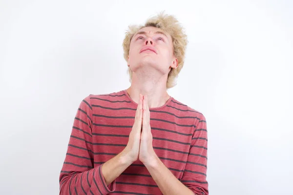 Pria Muda Berambut Pirang Memohon Dan Berdoa Dengan Tangan Bersama — Stok Foto