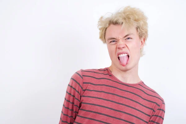 Młody Blondyn Wystający Język Szczęśliwy Zabawnym Wyrazem Twarzy Koncepcja Emocji — Zdjęcie stockowe