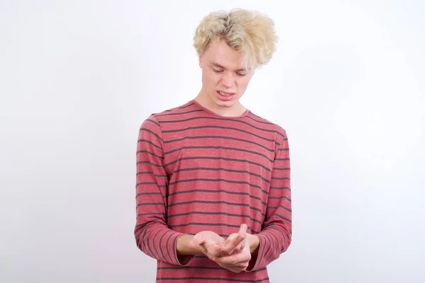 Jeune Homme Blond Douleur Aux Mains Aux Doigts Inflammation Arthrite — Photo