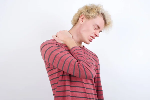 Jonge Blonde Man Lijden Aan Nek Pijn Letsel Aanraken Nek — Stockfoto