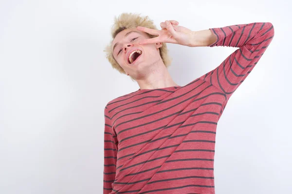 Joven Hombre Rubio Haciendo Símbolo Paz Con Los Dedos Sobre —  Fotos de Stock