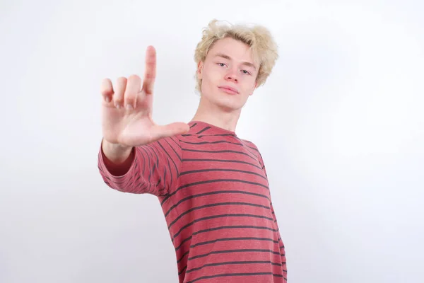 Mladý Blonďatý Muž Dělat Legraci Lidí Prsty Čele Dělat Poražený — Stock fotografie