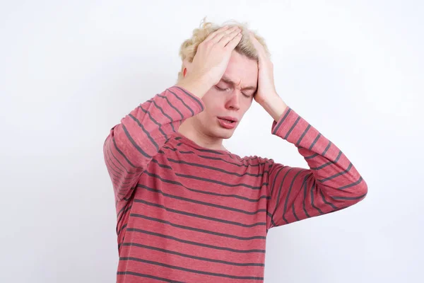 Mladý Blonďatý Muž Trpící Silnou Bolestí Hlavy Zoufalý Stresu Kvůli — Stock fotografie