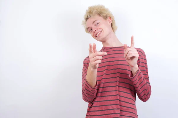 Ung Blond Man Pekar Finger Mot Kamera Med Glad Och — Stockfoto