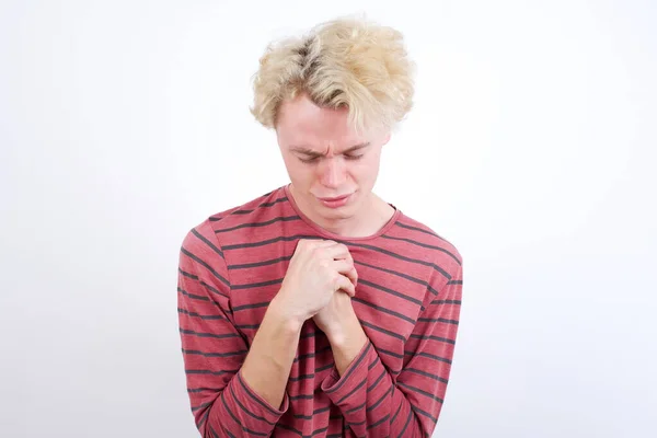 Droevige Jonge Blonde Man Wanhopig Depressief Met Tranen Haar Ogen — Stockfoto