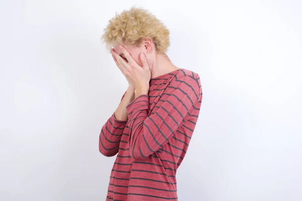 Smutný Mladý Blondýnka Muž Pláč Pokrývající Její Tvář Rukama — Stock fotografie