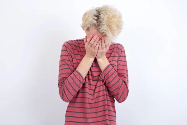Joven Hombre Rubio Cubriendo Cara Con Sus Manos Siendo Devastado —  Fotos de Stock